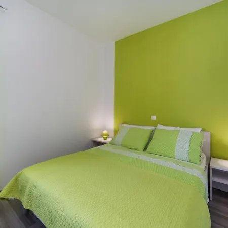 Guesthouse Brist Апартаменты *