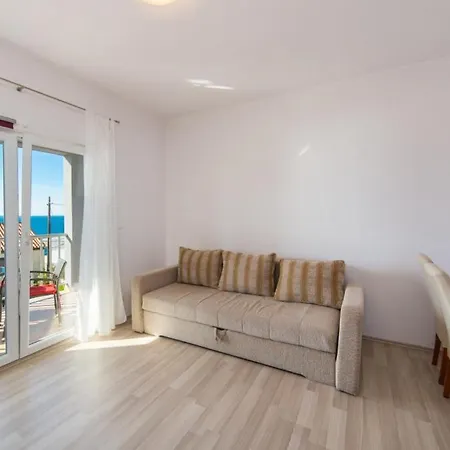 Guesthouse Brist Апартаменты *